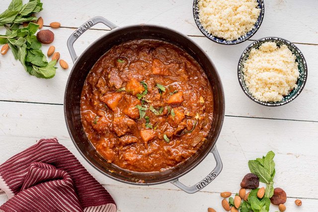Rezept: Lamm-Tajine mit getrockneten Aprikosen – gebana